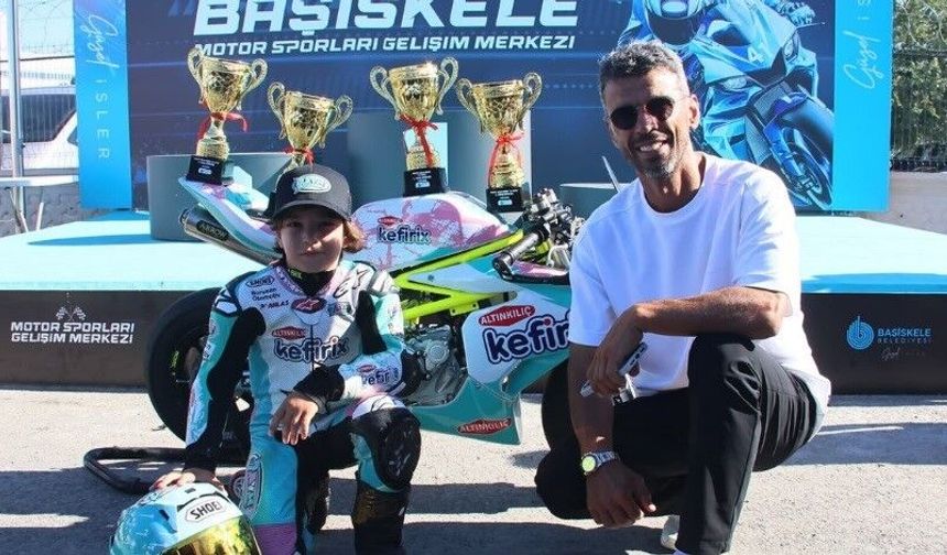 Zayn Sofuoğlu'na kupasını babası verdi