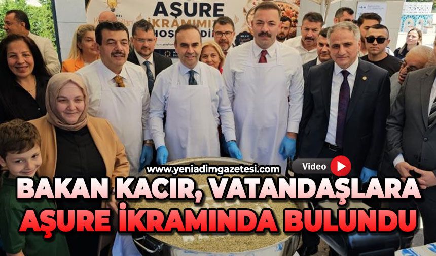 Bakan Kacır, vatandaşlara aşure ikramında bulundu