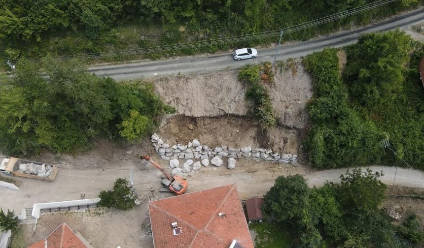 Selde zarar gören köy yolları, kilometrelerce uzaktan taşınan kaya ve taşlarla onarılıyor