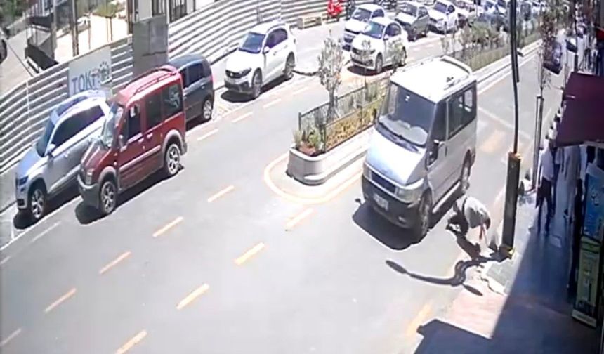 Hafif ticari aracın yayaya çarptığı anlar kamerada