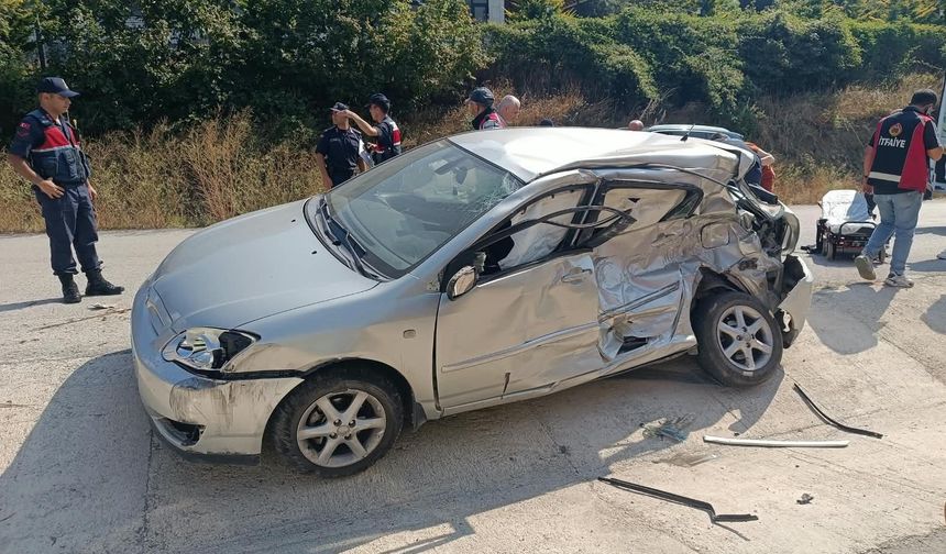 Kamyon ile otomobil çarpıştı: 3 yaralı