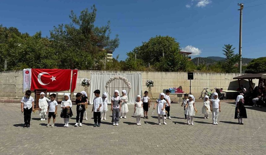 Kur'an kursunu tamamlayan çocuklar için tören düzenlendi