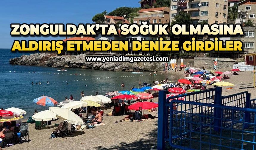 Soğuk olmasına aldırış etmeden denize girdiler