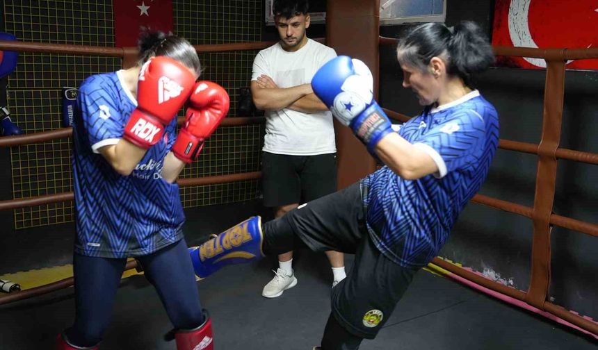 Anne ve iki kızı aynı ringde şampiyonluk için çalışıyor