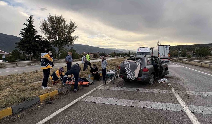 Otomobil refüje çarptı: 3 yaralı