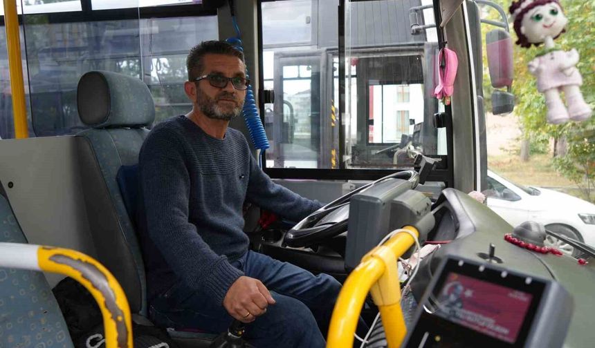 Halk otobüsünde unutulan para dolu çanta sahibine teslim edildi