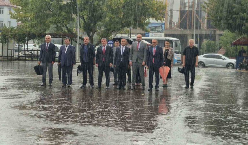 İlköğretim Haftası kutlamalarına şiddetli yağış engel olamadı