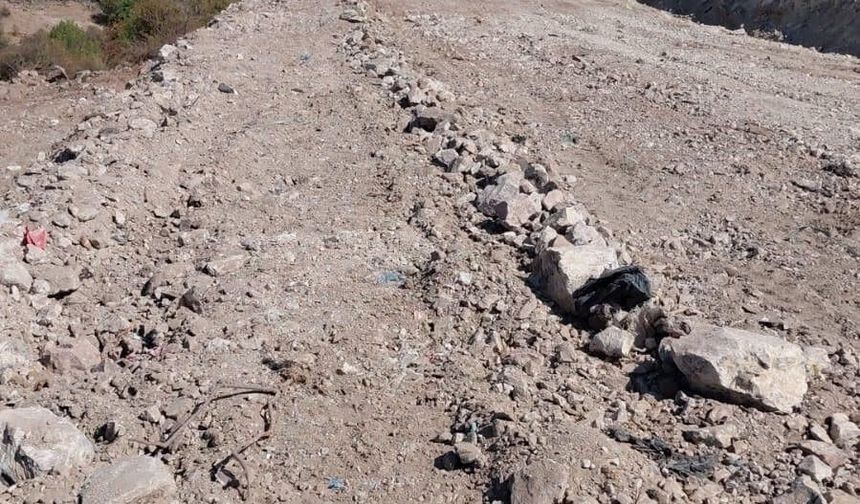 Kaya düşmeleri ve heyelan sonrası yeni yol yapılıyor