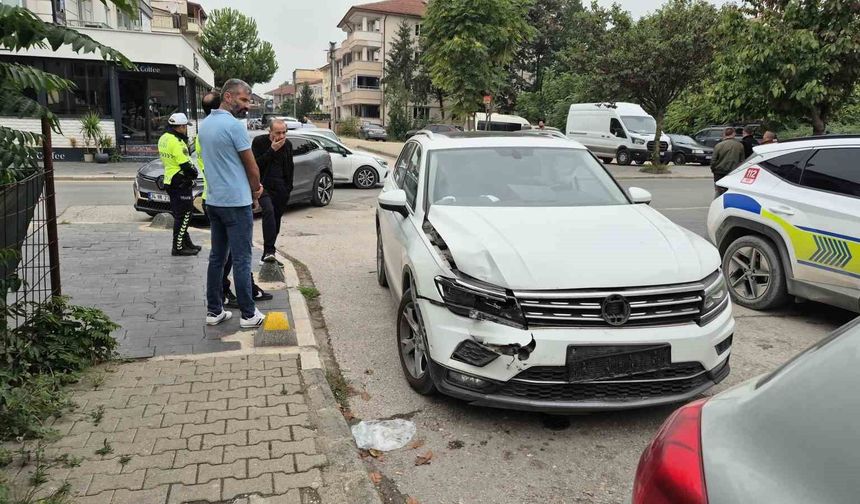 Otomobiller çarpıştı: 1 yaralı