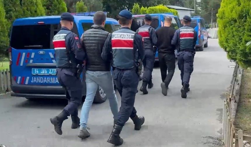 Sahte altınları kuyumculara satmaya çalışan 3 şüpheli suçüstü yakalandı