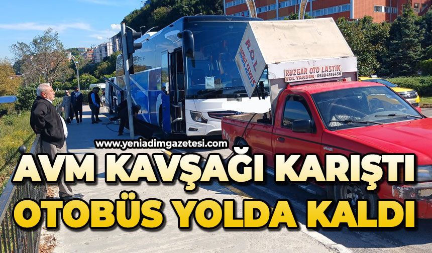 AVM Kavşağı karıştı: Otobüs yolda kaldı!