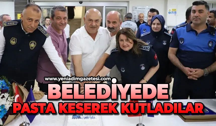 Belediyede pasta keserek kutladılar