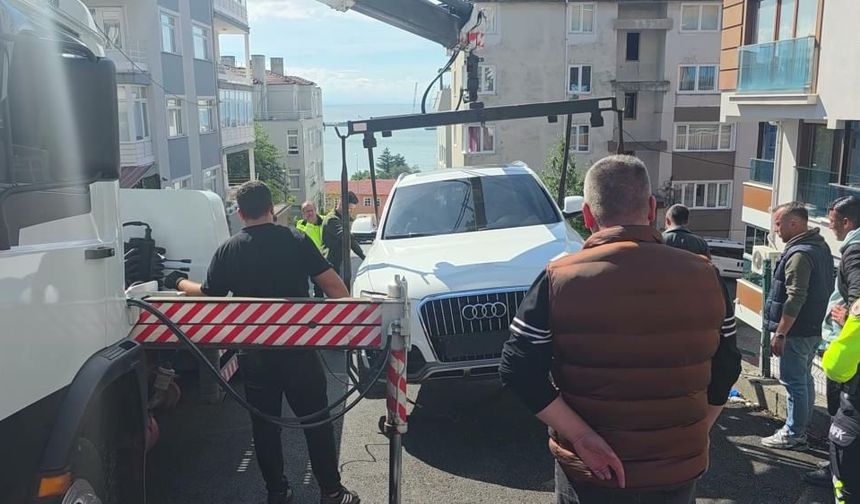 Freni boşalan araç istinat duvarında asılı kaldı