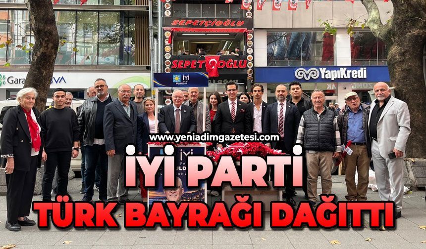 İYİ Parti’den Türk bayrağı dağıtımı