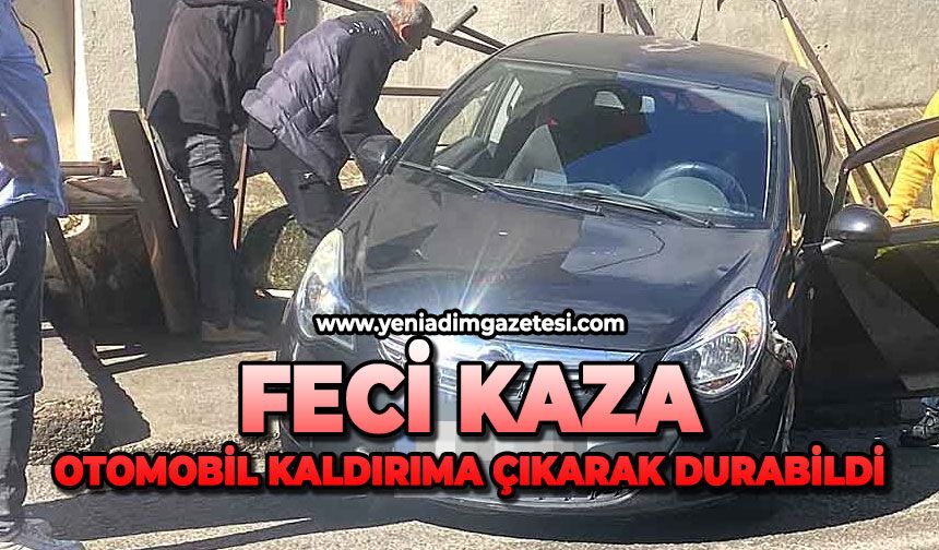 Feci kaza: Otomobil kaldırıma çıkarak durabildi