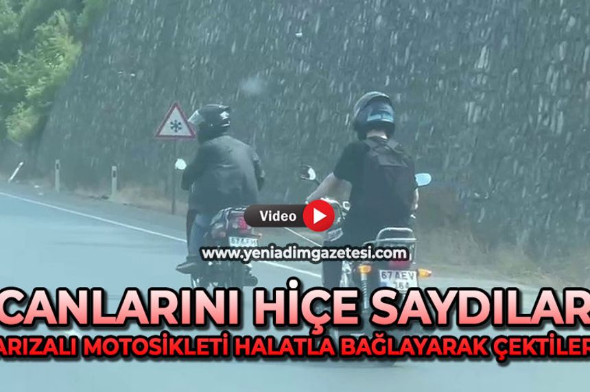 Canlarını hiçe saydılar: Arızalı motosikleti halatla bağlayarak çektiler