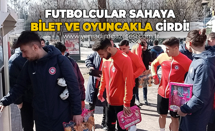 Futbolcular sahaya bilet ve oyuncakla girdi!