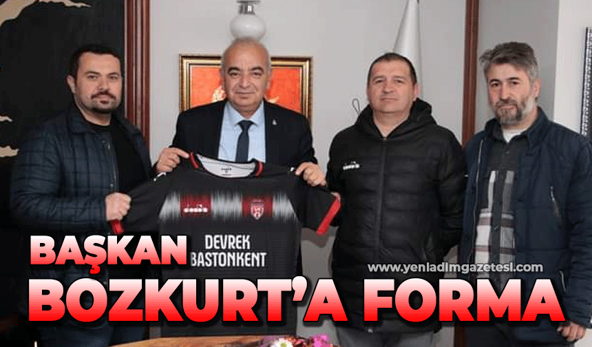 Başkan Bozkurt'a forma hediye ettiler