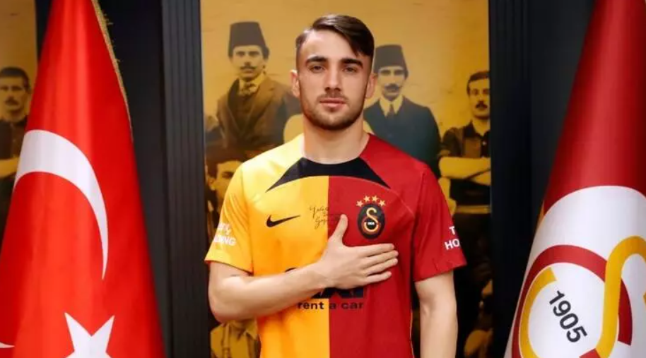 Galatasaray’ın genç yıldızı Yunus Akgün, transferi kulübünden önce kendisi açıkladı. Peki yeni takımı neresi olacak? İşte imzalanacak sözleşmenin detayları…