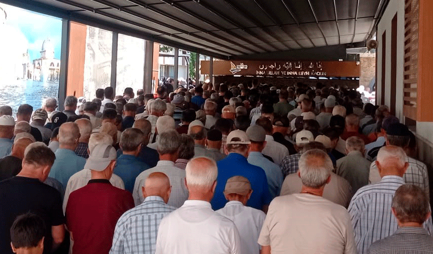 Sokak ortasında öldürülen baba ve oğlu defnedildi