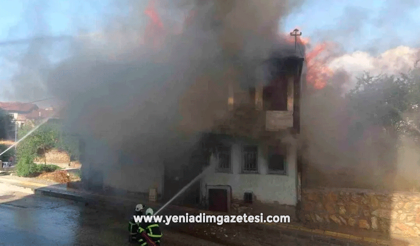 Tarihi külliyenin yanındaki metruk binada çıkan yangın korkuttu