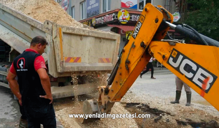 Belediyeden patlayan su borusuna anında müdahale
