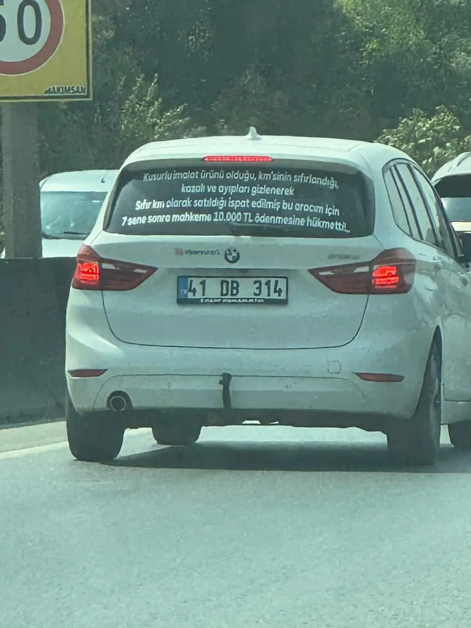 Arabasinin Arkasina Yazdigi Yaziyi Goren Donup Bir Daha Bakiyor 20250902 A W529966