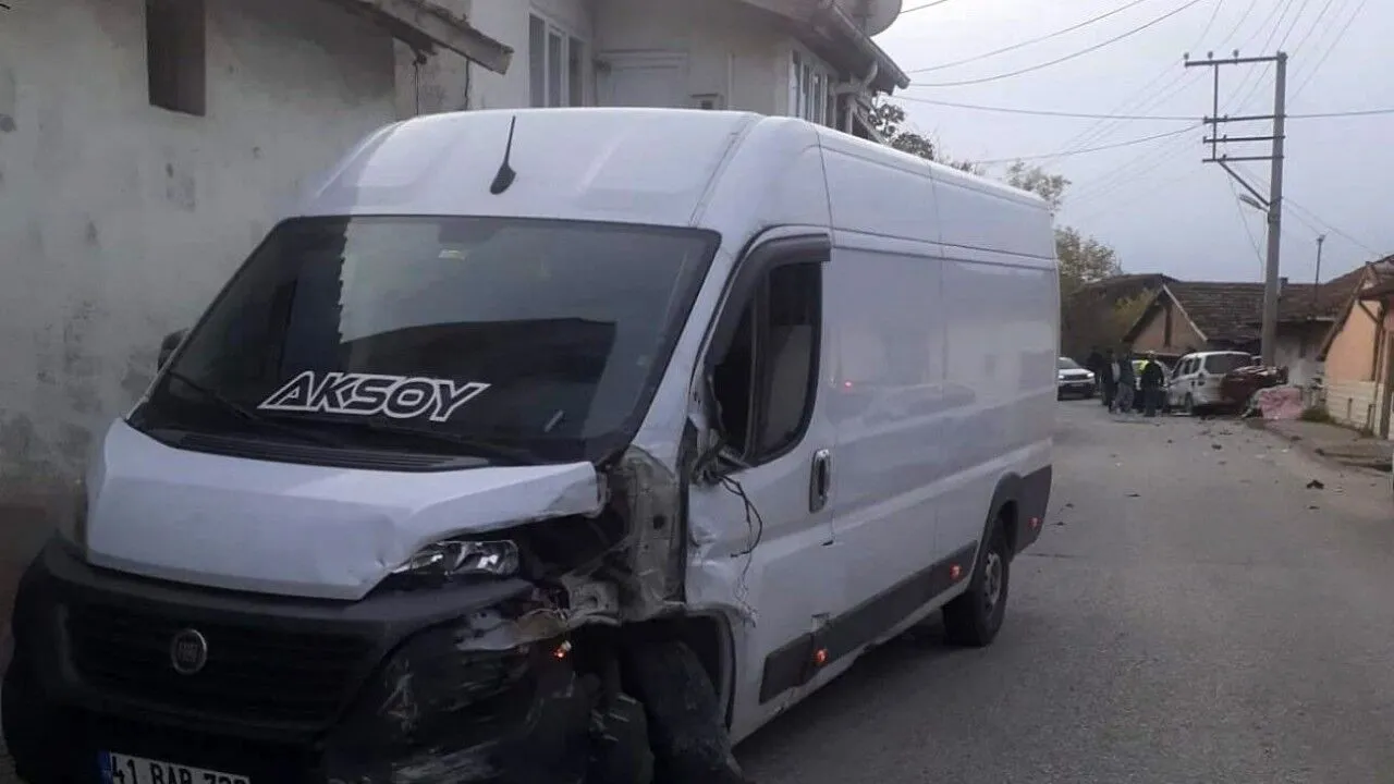 Minibus Ile Hafif Ticari Arac Carpisti 2 Yarali 20251106 A W574095