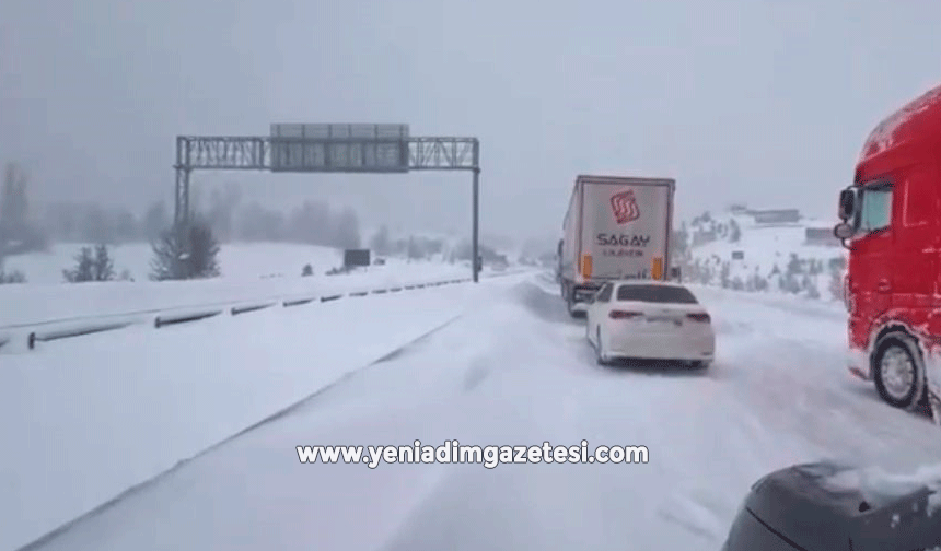 Bolu'da yoğun karda tırlar rampayı çıkamadı: Gerede-Samsun yolu ulaşıma kapandı