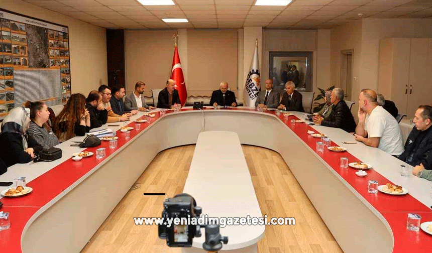 Büyükgöz, yıkım kararı alınan binanın mülk sahipleriyle bir araya geldi