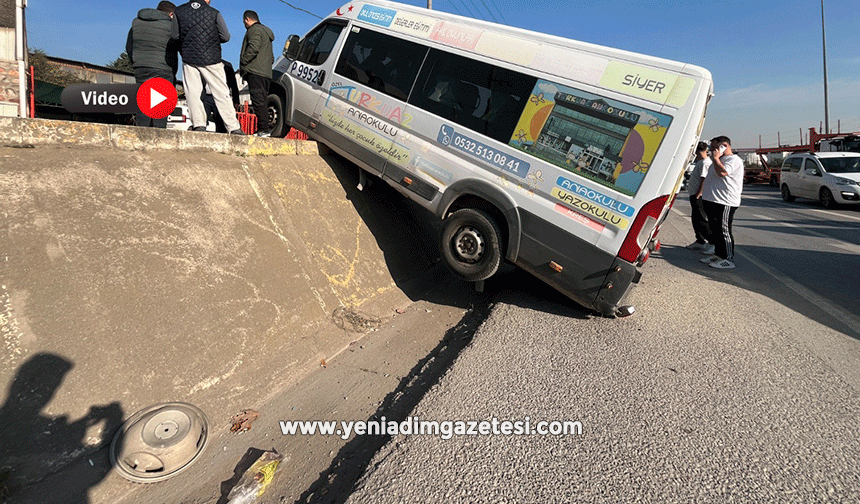 Park halindeki minibüs duvardan yolun kenarına düşerek asılı kaldı