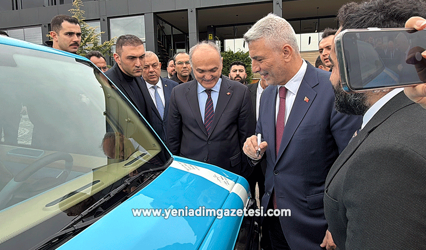 Yerli üretim elektrikli araca, Bakan Bolat hayran kaldı
