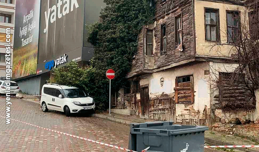 Metruk bina çöktü: Bir otomobil hasar aldı