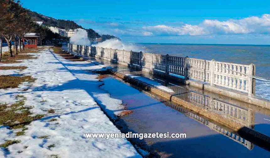 Kastamonu'da dalgalar sahil şeridine zarar verdi