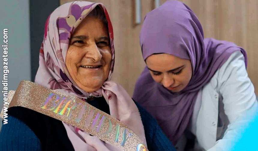 Hayatındaki ilk doğum gününü 77 yaşında kutladı