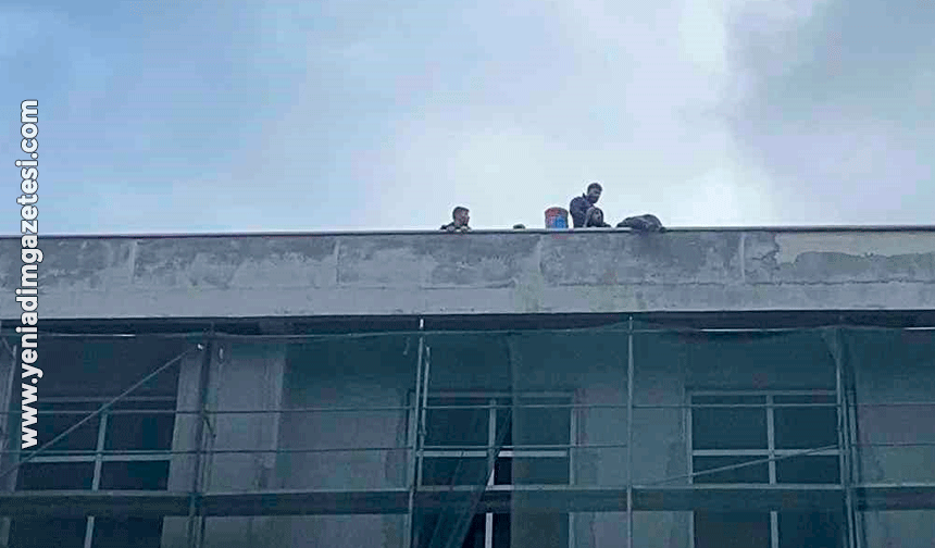 Bolu'da okul inşaatında işçiler parasını alamayınca çatıya çıktı