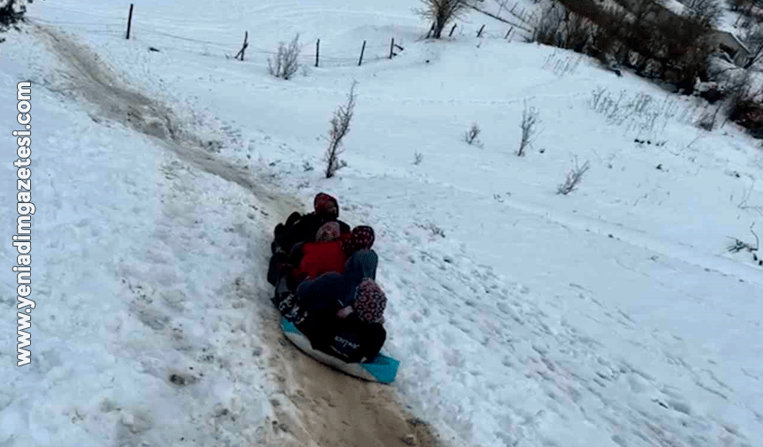 Köylerde kar eğlencesi: Çuvalın içine saman doldurup kayak yaptılar