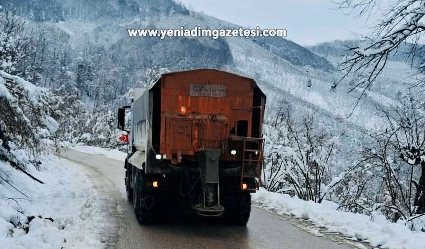 Köy yollarında tuzlama çalışmaları sürüyor