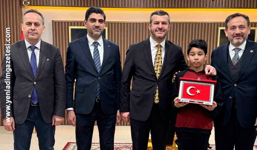 Kar altında İstiklal Marşını okuyan öğrenciye Başkan Çetinkaya da kayıtsız kalmadı