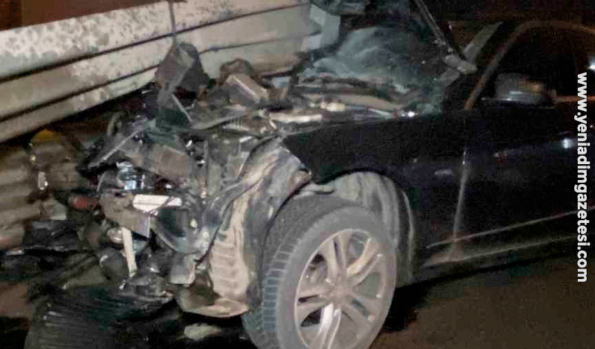 Otomobil bariyere saplandı: Sürücü yara almadan kurtuldu