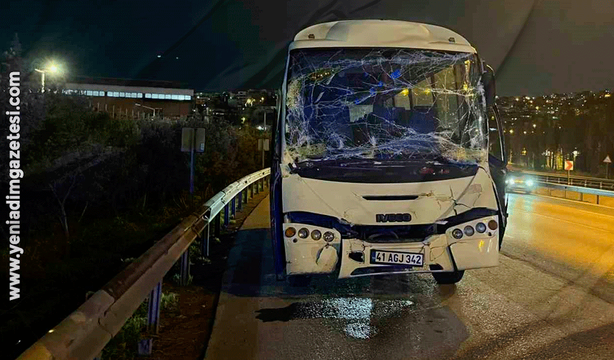 Servis minibüsü tıra çarptı: 6 yaralı