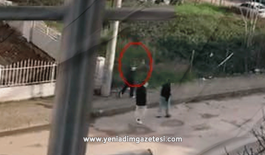 Sokak ortasında havaya ateş eden çocuk kamerada