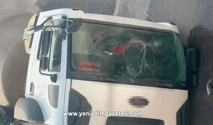 Devrilen beton mikserinin içinde mahsur kalan sürücü balyozla kendini kurtardı