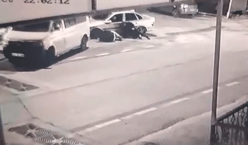 2 kişinin ağır yaralandığı silahlı saldırı kameraya yansıdı