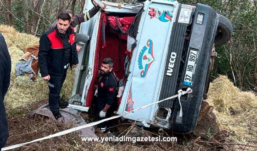 Kastamonu'da saman yüklü kamyonet, şarampole devrildi: 2 yaralı
