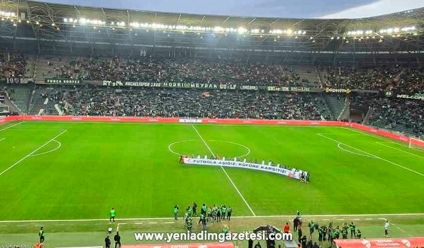 Kocaelispor ve Beşiktaş kupa maçına 'Küfüre karşıyız' pankartıyla çıktı