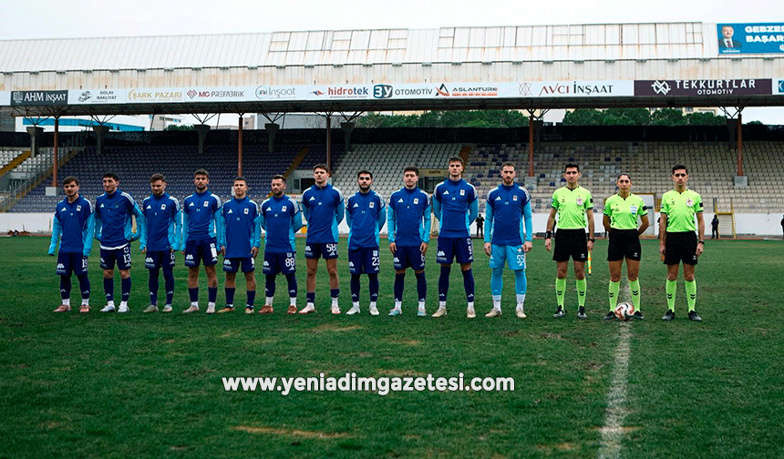 Rakip maça çıkmayınca kendi aralarında çift kale maç yaptılar