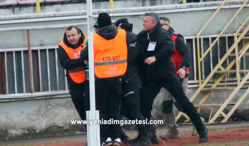 Tribünden atlayan Sakaryasporlu taraftarlar kelepçeyle sahadan çıkartıldı