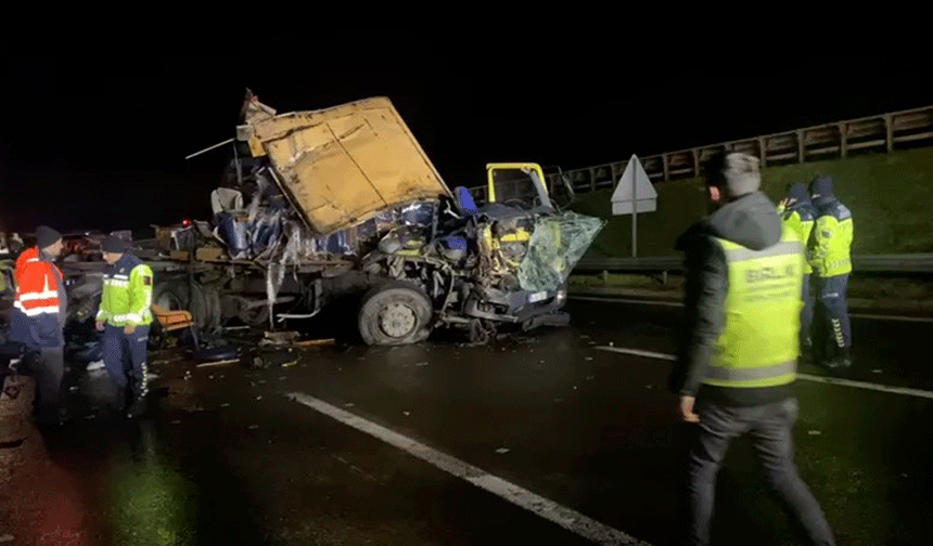 TEM'de mobilya yüklü kamyon ile tır çarpıştı: 1 yaralı