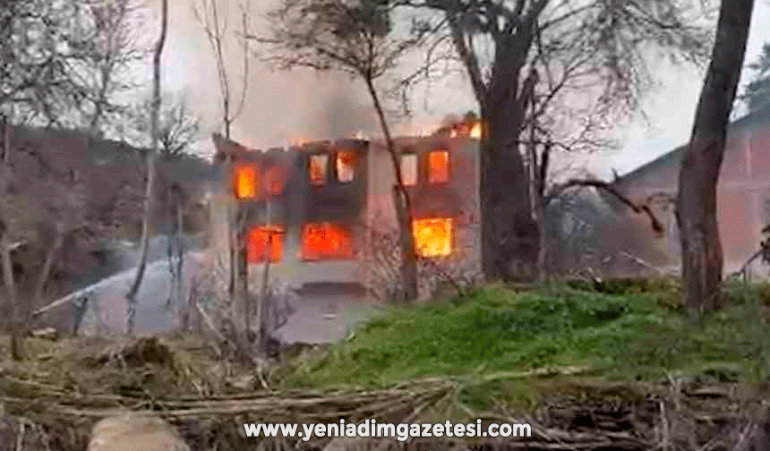 Bolu'da iki katlı ev alevlere teslim oldu